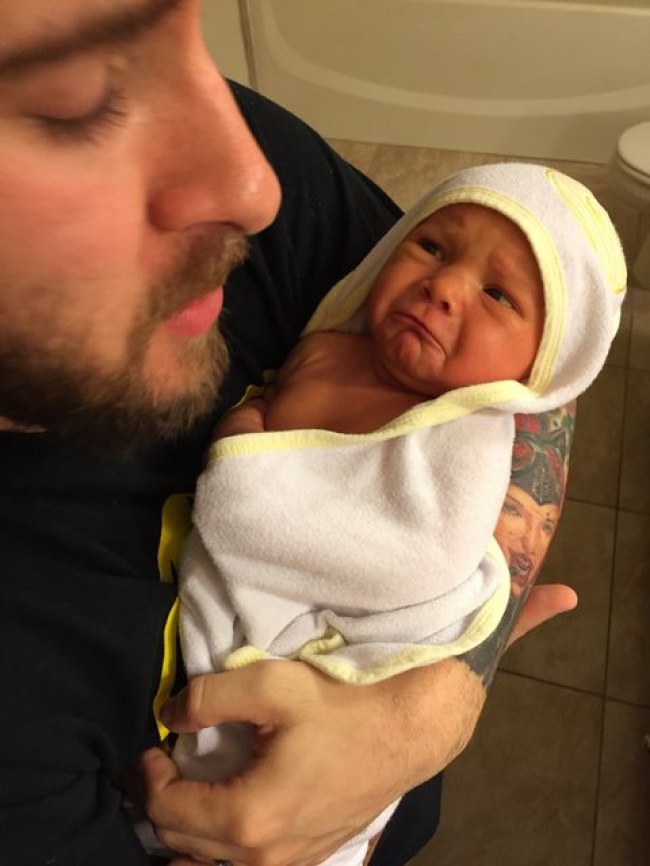 12 Reasons Why You Shouldn T Leave Your Baby Alone With Dad Scoopnow