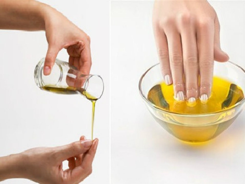 Массаж касторовым маслом. Оливковое масло в руке. Желатиновые ванночки для ногтей. Масла для ванночек для рук. Растительное масло в руках.