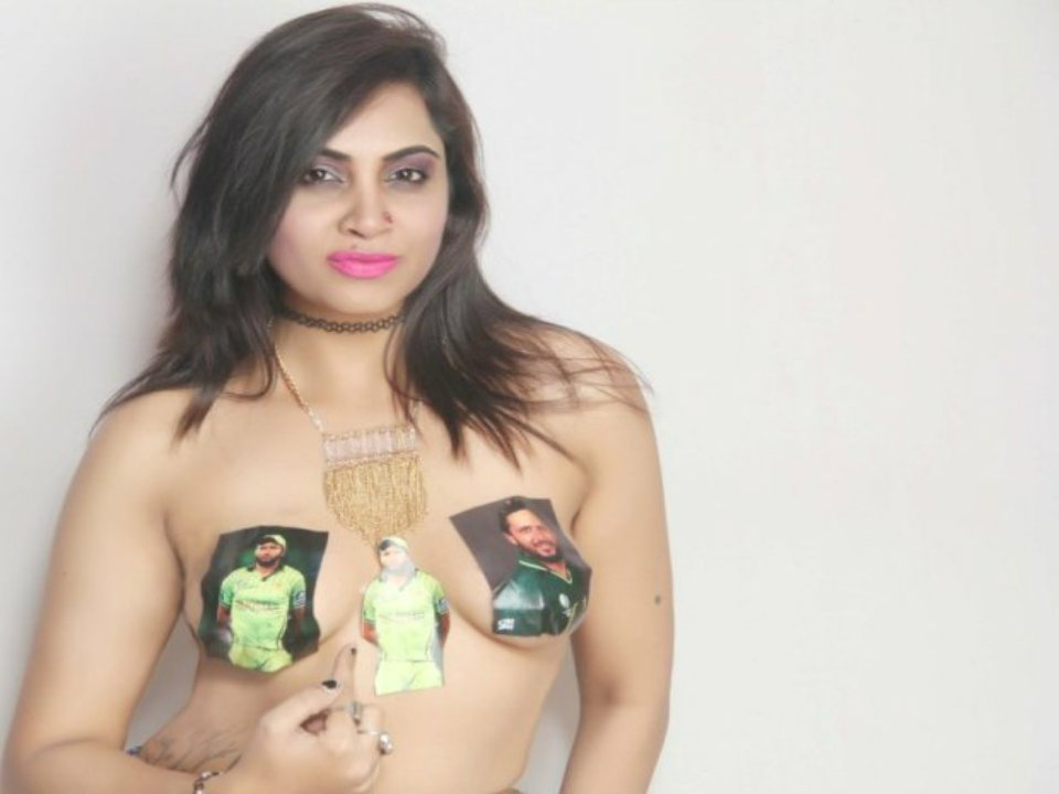 Check Out These Hot Pictures Of Arshi Khan, She Is The Hell Hot.