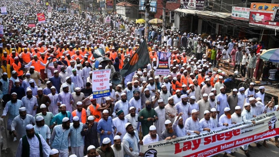 muslims-activists-against-french-embassy-in-dhaka-scoopnow